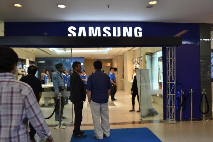 You are currently viewing Samsung India plans for 4,000 exclusive outlets in smaller towns