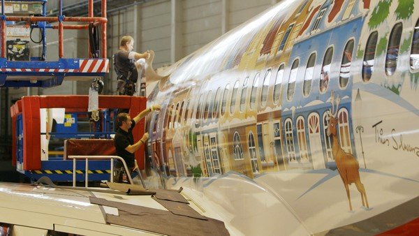 Read more about the article Boeing 757 passenger airliner wrapped using Orafol films