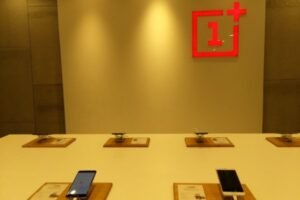 After online success, OnePlus goes for brick-and-mortar stores