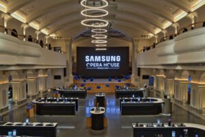 SAMSUNG plans for larger format experience centers in four metros