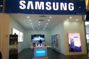 Samsung to unveil larger format mobile experience centers