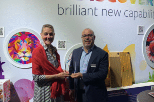 EFI installs its 800th EFI VUTEk Q5r roll-to-roll printer at Paris