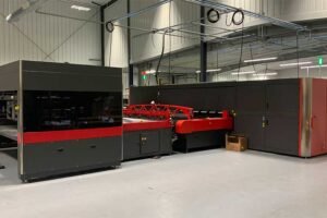 World’s first EFI VUTEk XT hybrid printer installed in Tennessee