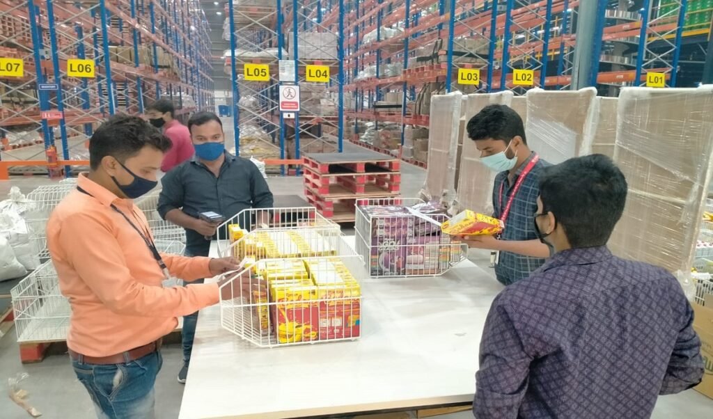 Flipkart employees working in the Lucknow Fulfilment centre 02 0 0