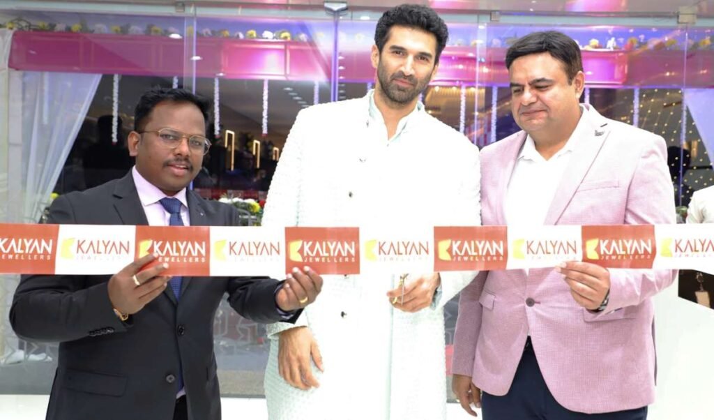 Bollywood star Aditya Roy Kapur inaugurates Kalyan Jewellers brand new
