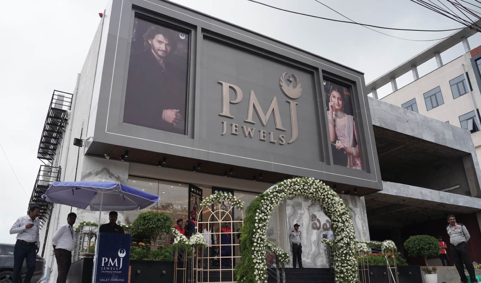 Read more about the article PMJ Jewels opens new store in Hyderabad